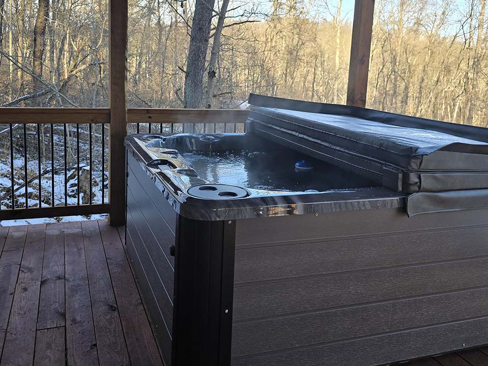 WILDLIFE ESCAPES CABIN Wildlife Escape cabin rental near Hocking Hills Ohio attractions