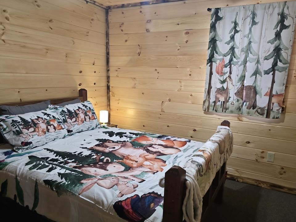 WILDLIFE ESCAPES CABIN Indoor games and family space at Hocking Hills Ohio cabin