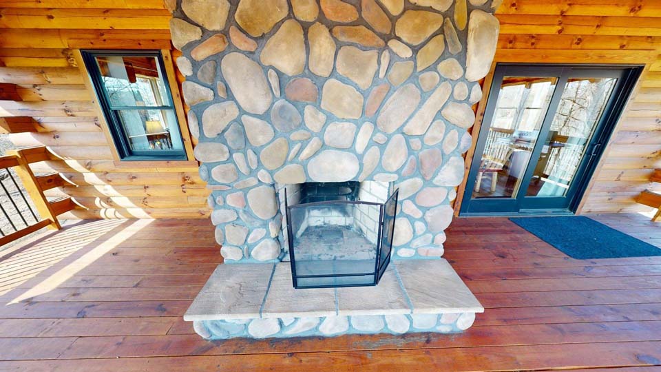 willifeesp-mar26-22 Close-up of the rustic mantle decor in the Twilight Ridge living room.
